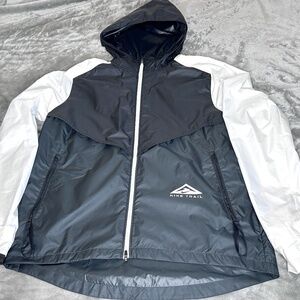 Nike Mens Trail Storm Fit Windrunner Full-Zip Hooded Jacket size m